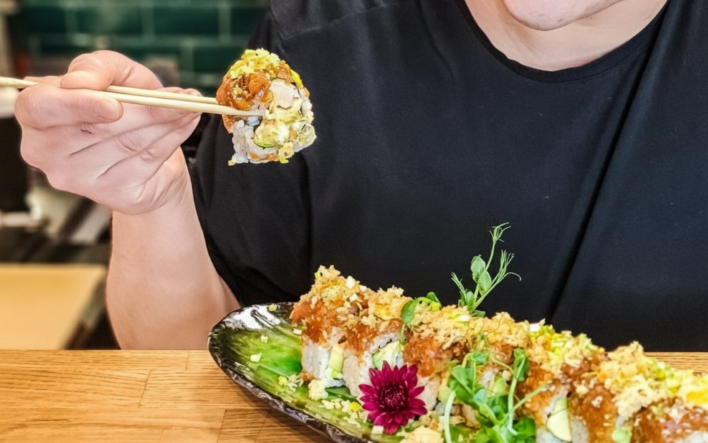 jedzenie sushi pałeczkami